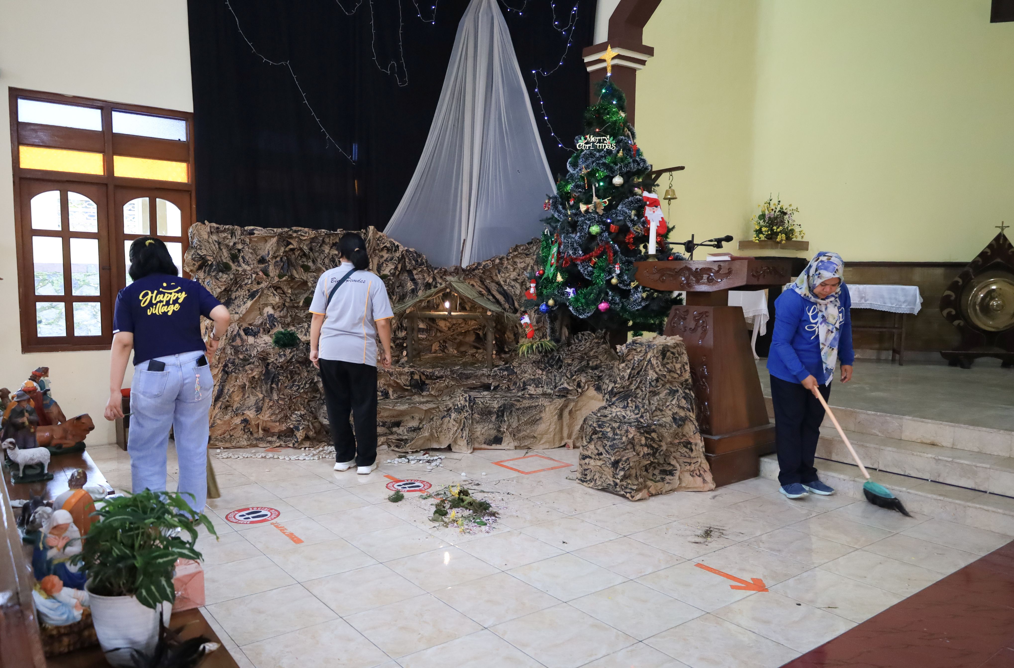 Membasuh Iman di Rumah Tuhan, Menyembuhkan Bumi dari Desa