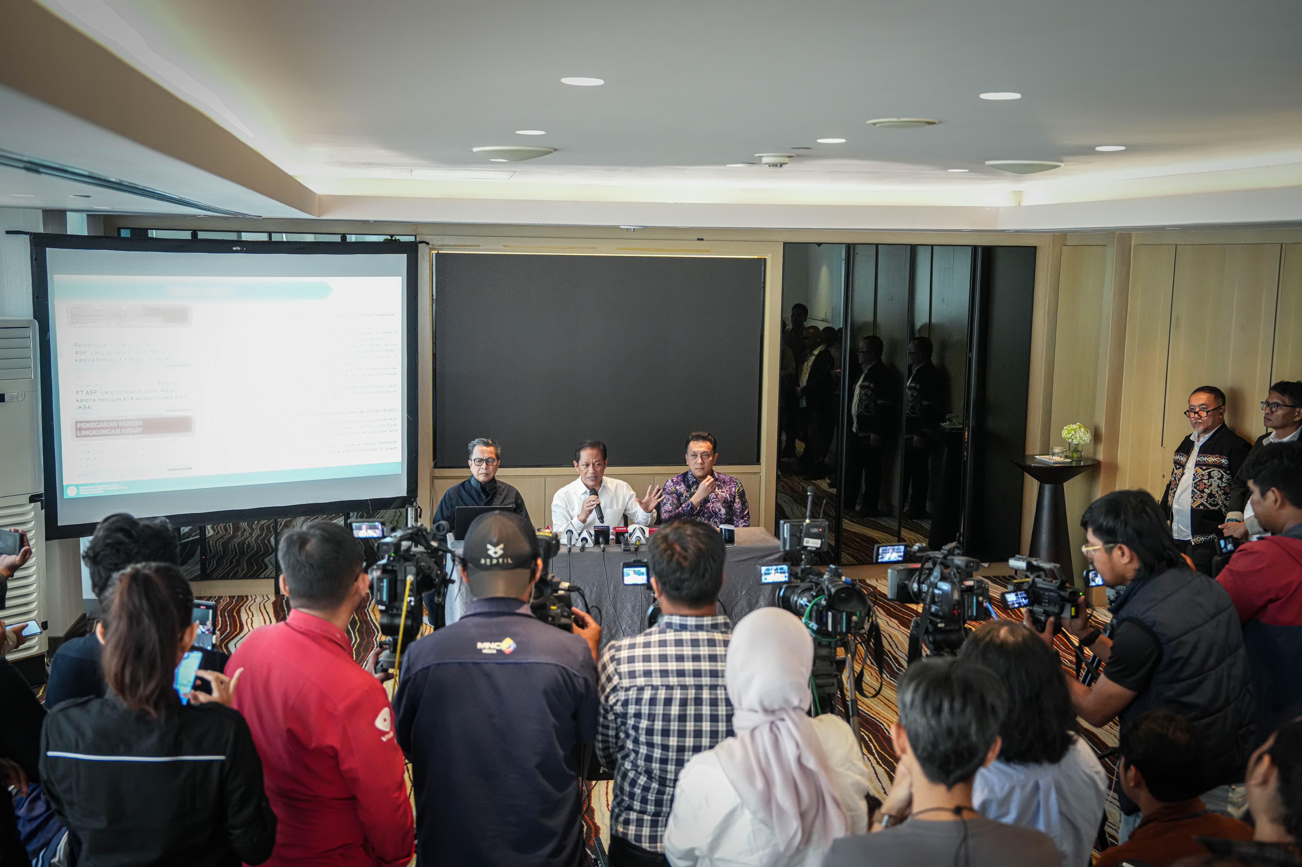 Menteri LH/Kepala BPLH Tegaskan Komitmen Lindungi Raja Ampat dari Dampak Penambangan Nikel