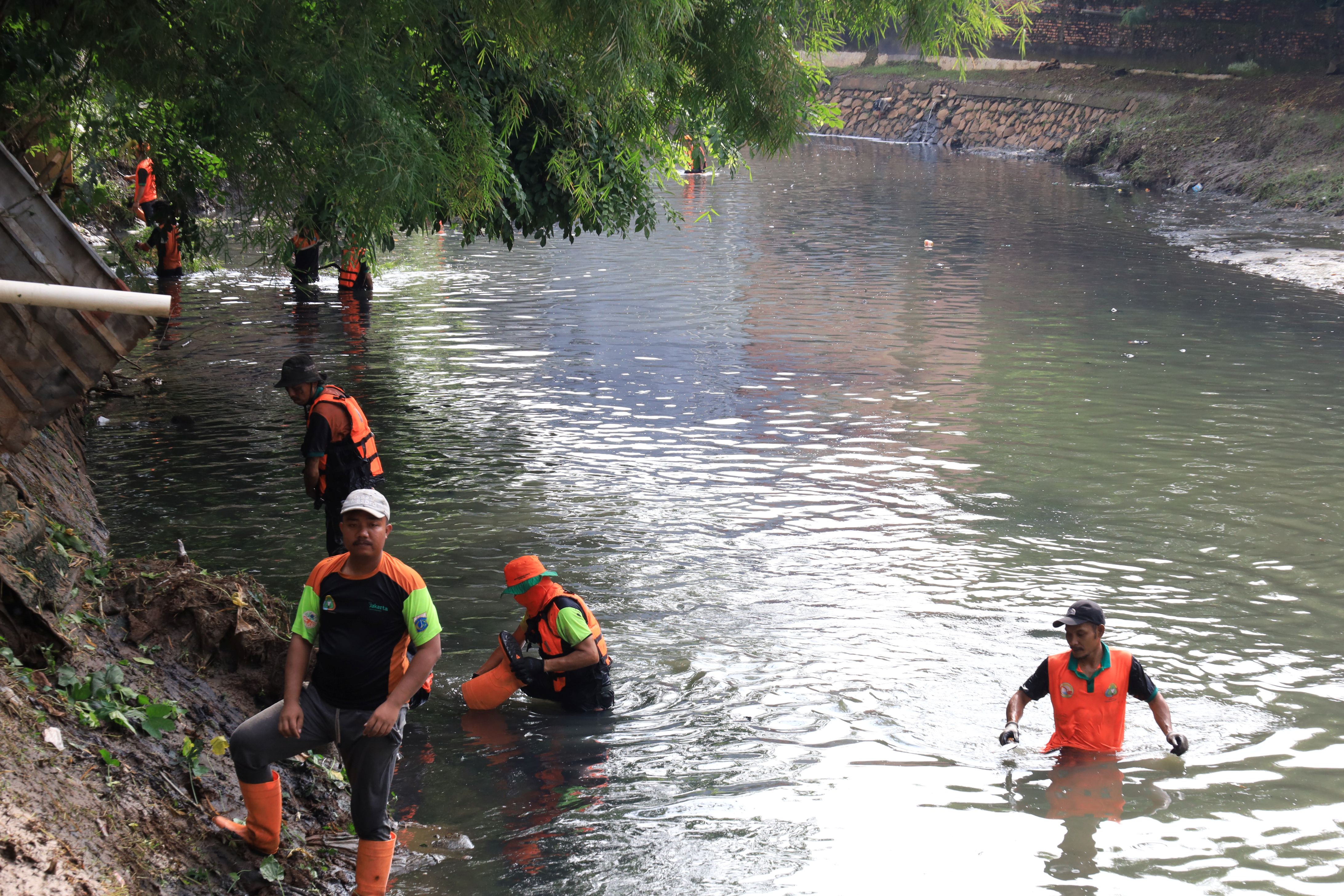 KLH/BPLH, Komunitas, dan Dunia Usaha Bersatu Bersihkan Sungai Cipinang: Langkah Nyata Menuju Jakarta Bebas Banjir