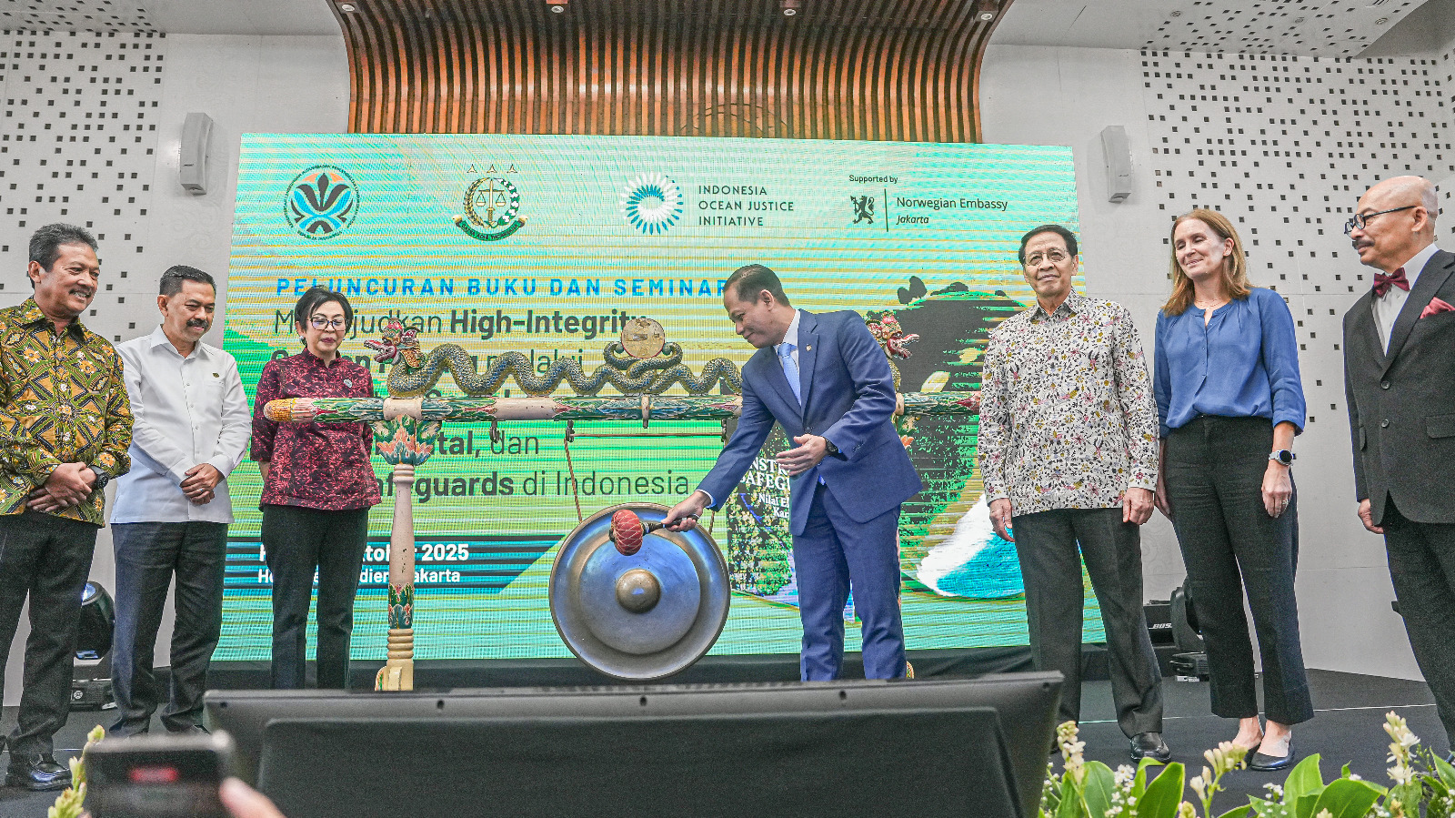 Peluncuran Buku Bersama Jaksa Agung, Menteri Hanif Tegaskan Komitmen Bangun Sistem Nilai Karbon yang Adil dan Transparan